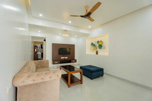 Family Apartment | Living room | 32-inch flat-screen TV with cable channels - New White Minar  (Calangute)