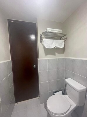 Dusche, Bidet, Seife, Toilettenpapier