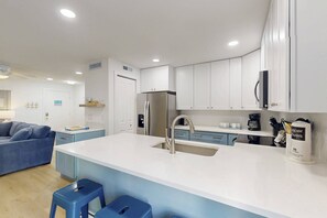 Refrigerador, microondas, lavavajillas y cafetera y tetera 