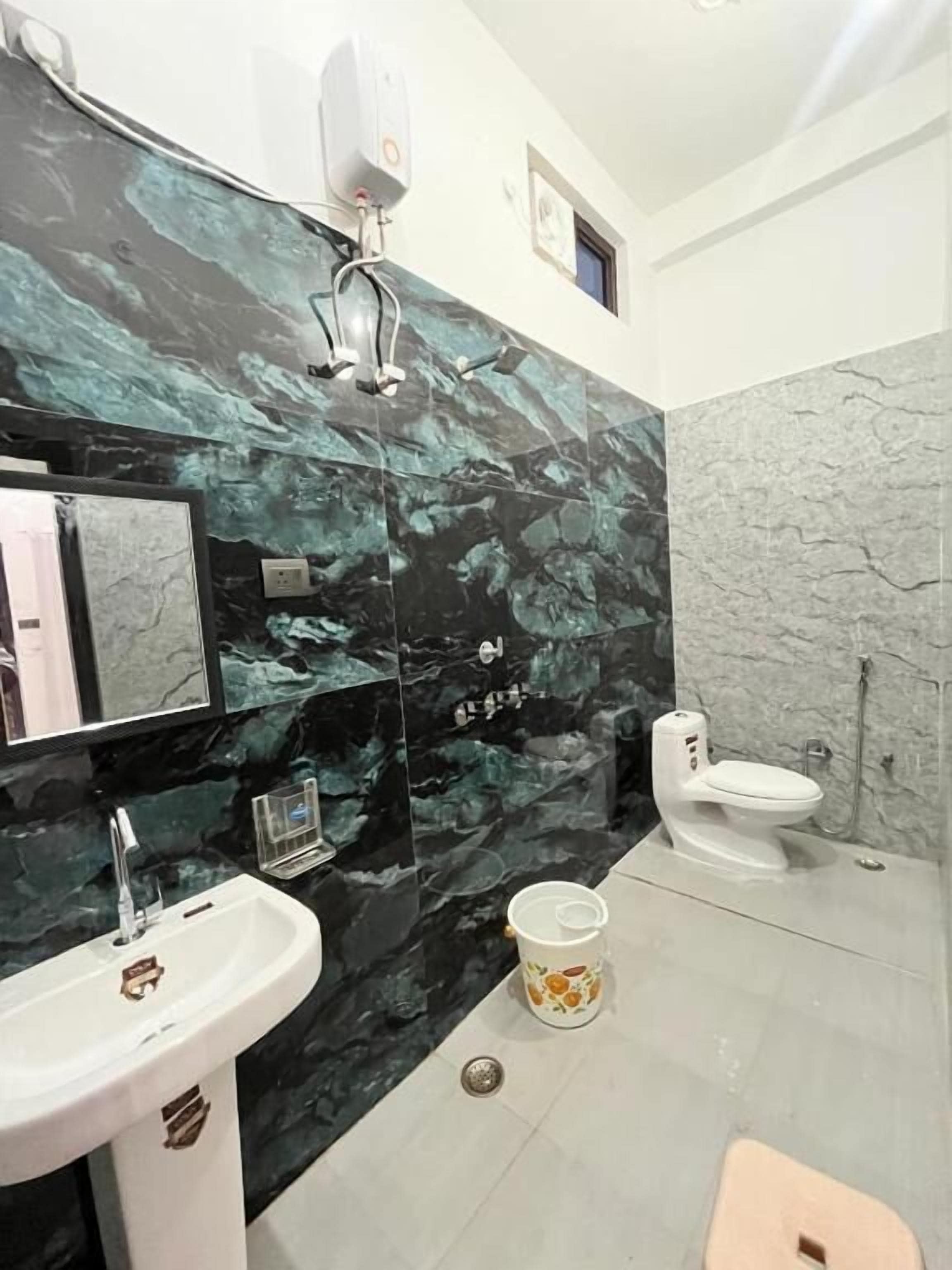 Superior Double Room, Balcony, Courtyard View | Bathroom