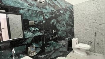 Superior Double Room, Balcony, Courtyard View | Bathroom