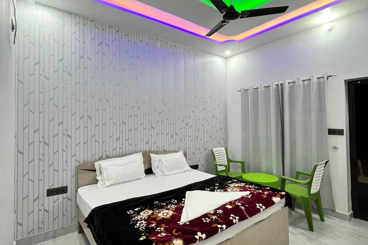 Kahden hengen deluxe-huone, parveke, näköala puutarhaan | Silitysrauta/-lauta, ilmainen Wi-Fi