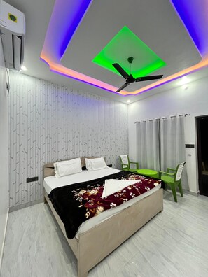 Deluxe Double Room, Balcony, Garden View | Iron/ironing board, free WiFi