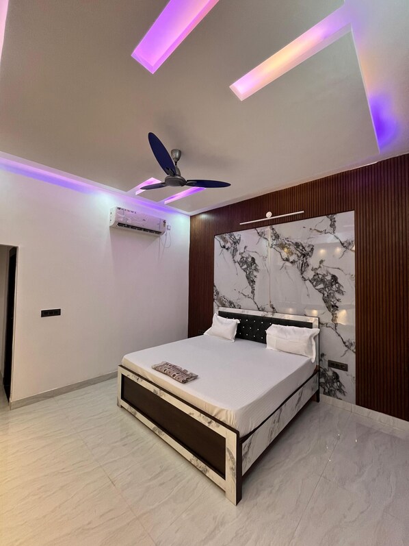 Habitación doble superior, balcón, vista al patio | Tabla de planchar con plancha y wifi gratis 