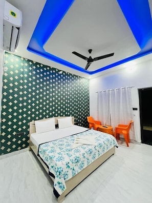 Kahden hengen deluxe-huone, parveke, näköala puutarhaan | Silitysrauta/-lauta, ilmainen Wi-Fi