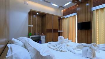 Deluxe Double Room, Balcony, River View | Bathroom | Bathtub, free toiletries, towels, soap