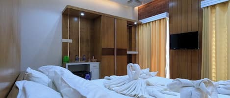 Deluxe Double Room, Balcony, River View | Bathroom