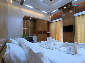 Deluxe Double Room, Balcony, River View | Bathroom | Bathtub, free toiletries, towels, soap - President Resort Kishoreganj (Mithamain)