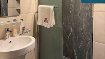 Double Room | Bathroom | Hair dryer, towels, soap, shampoo