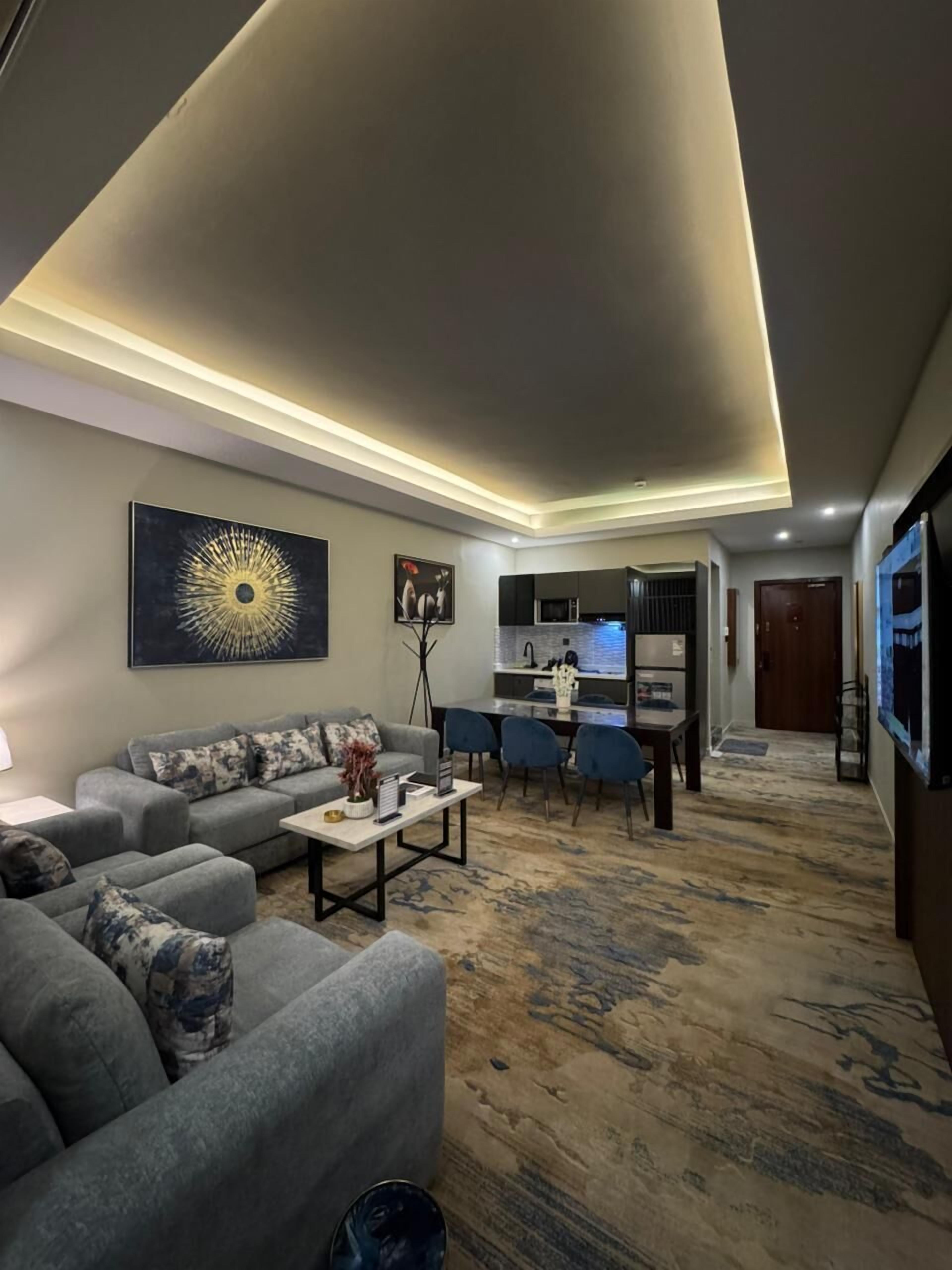 Family Suite | Private kitchen | Fridge, microwave