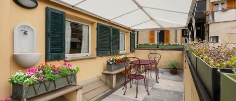 屋外ダイニングエリア