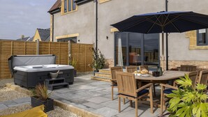 Unclassified image, 3 of 40, button - Incredible dog friendly with hot tub - The Old Stores (Toddington)