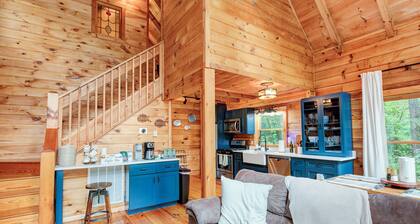 Riverfront Mountain Cabin / Lake Lure Getaway