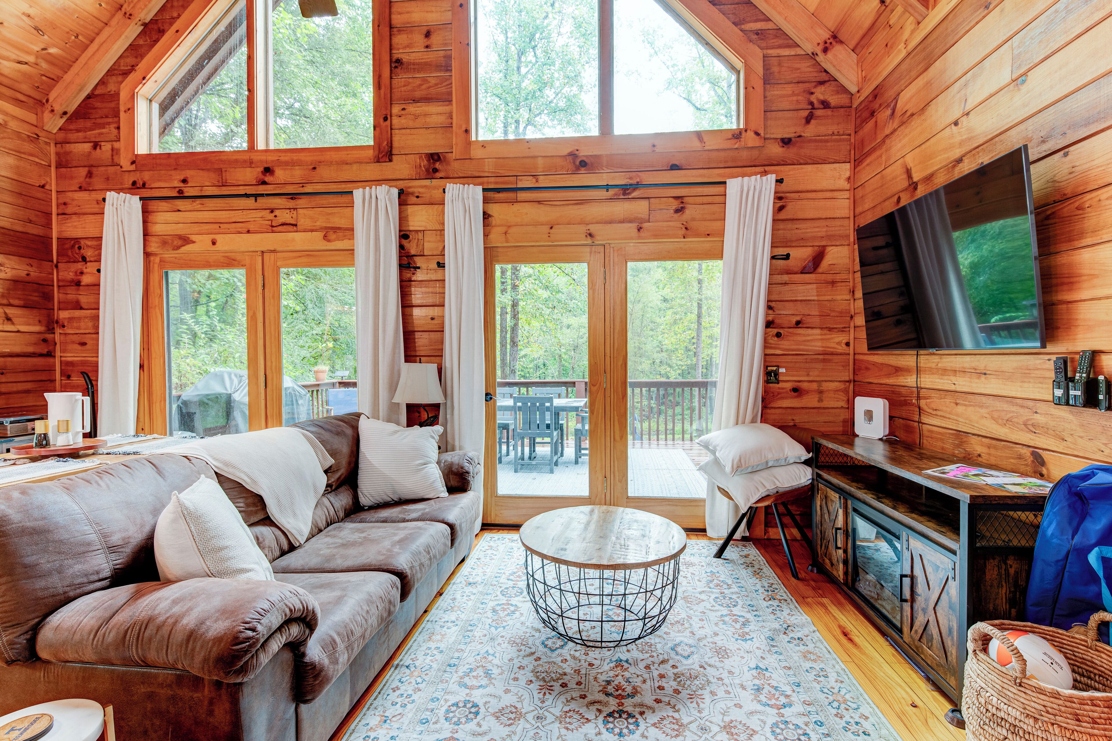 Smart TV, chimenea y libros 