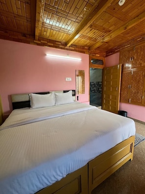 Deluxe Room, Mountain View | Rollaway beds, bed sheets