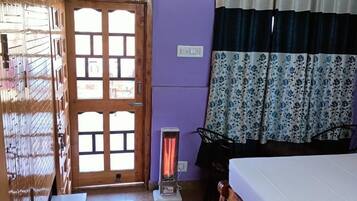 Deluxe Room, Mountain View | Rollaway beds, bed sheets