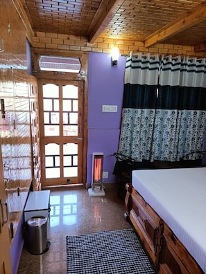 Deluxe Room, Mountain View | Rollaway beds, bed sheets