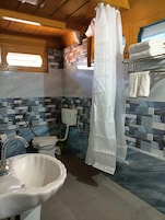 Habitación Deluxe, vistas a la montaña | Baño | Ducha, artículos de higiene personal gratuitos, toallas y jabón