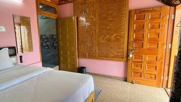 Deluxe Room, Mountain View | Rollaway beds, bed sheets