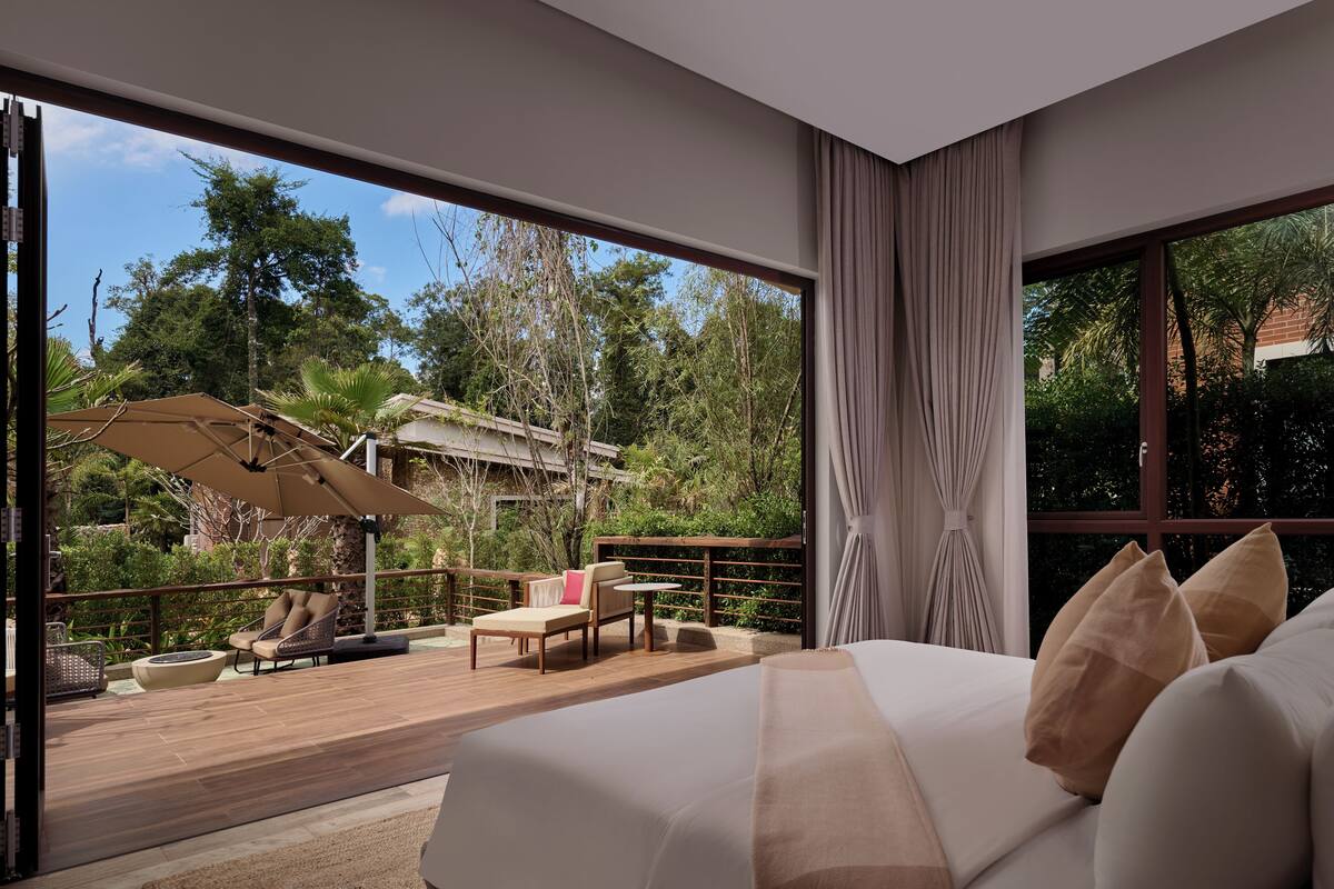Garden Villa | In-room safe, desk, blackout drapes, iron/ironing board