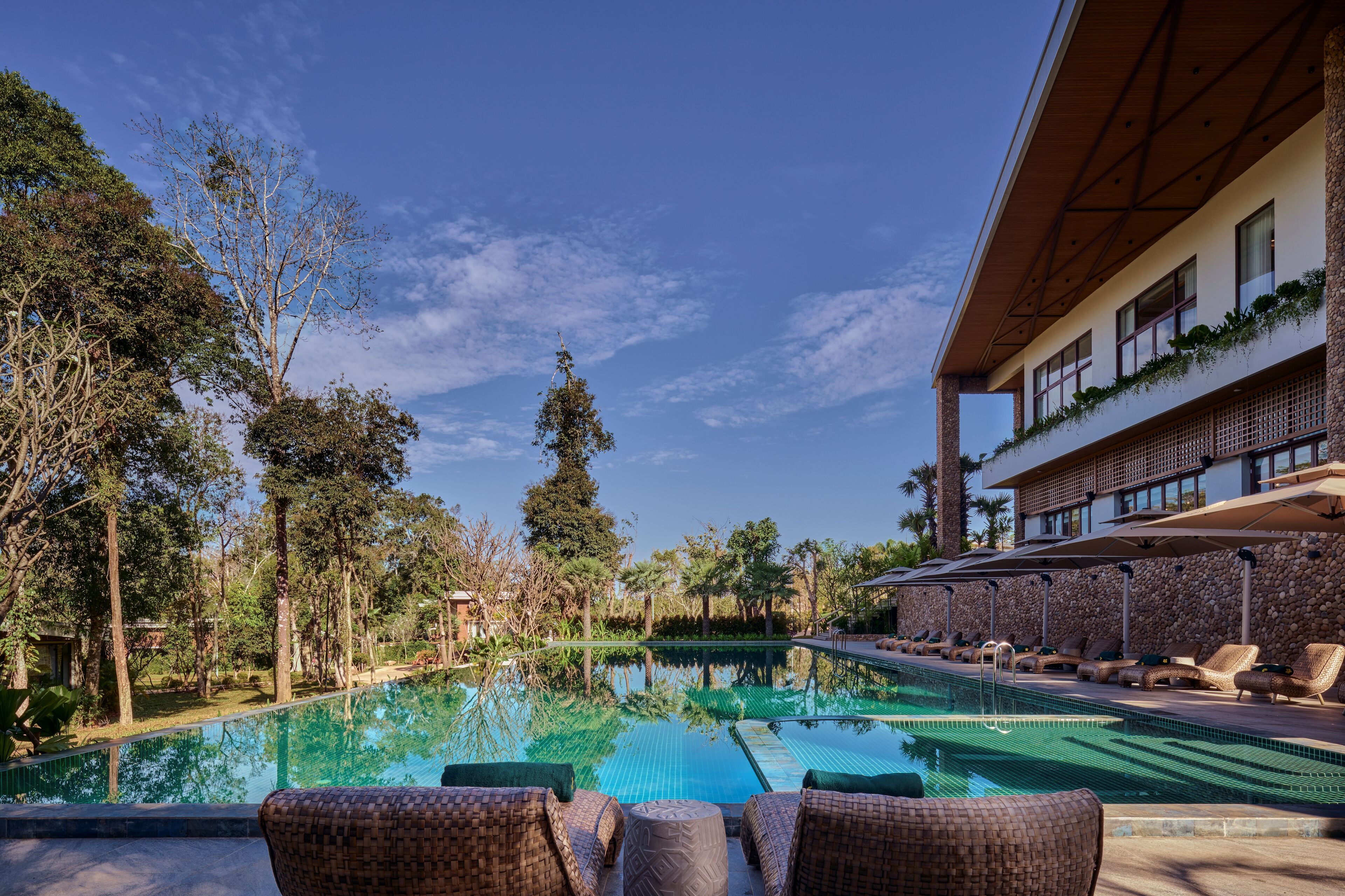 Swim-up bar