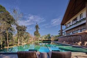 Swim-up bar - Samanea Wellness Resort (Veal Veaeng)