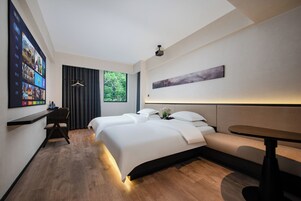 Chambre Panoramique avec lits jumeaux, patio, vue cour intérieure | Literie hypoallergénique, surmatelas, minibar, bureau