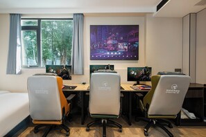 مكتب ومساحة عمل للكمبيوتر المحمول وستائر تعتيم وتجهيزات عازلة للصوت