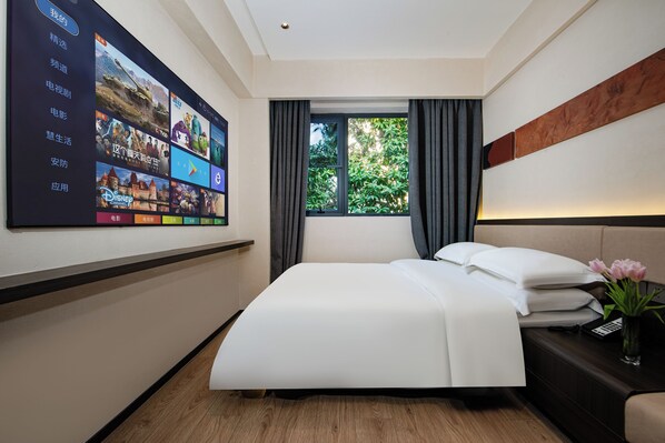 غرفة مزدوجة للصفوة - منظر للحديقة | مكتب ومساحة عمل للكمبيوتر المحمول وستائر تعتيم وتجهيزات عازلة للصوت