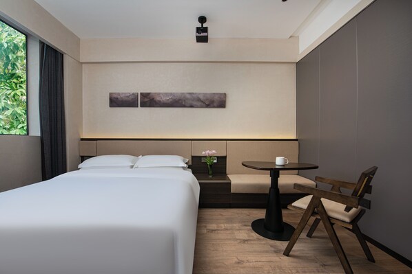 مكتب ومساحة عمل للكمبيوتر المحمول وستائر تعتيم وتجهيزات عازلة للصوت