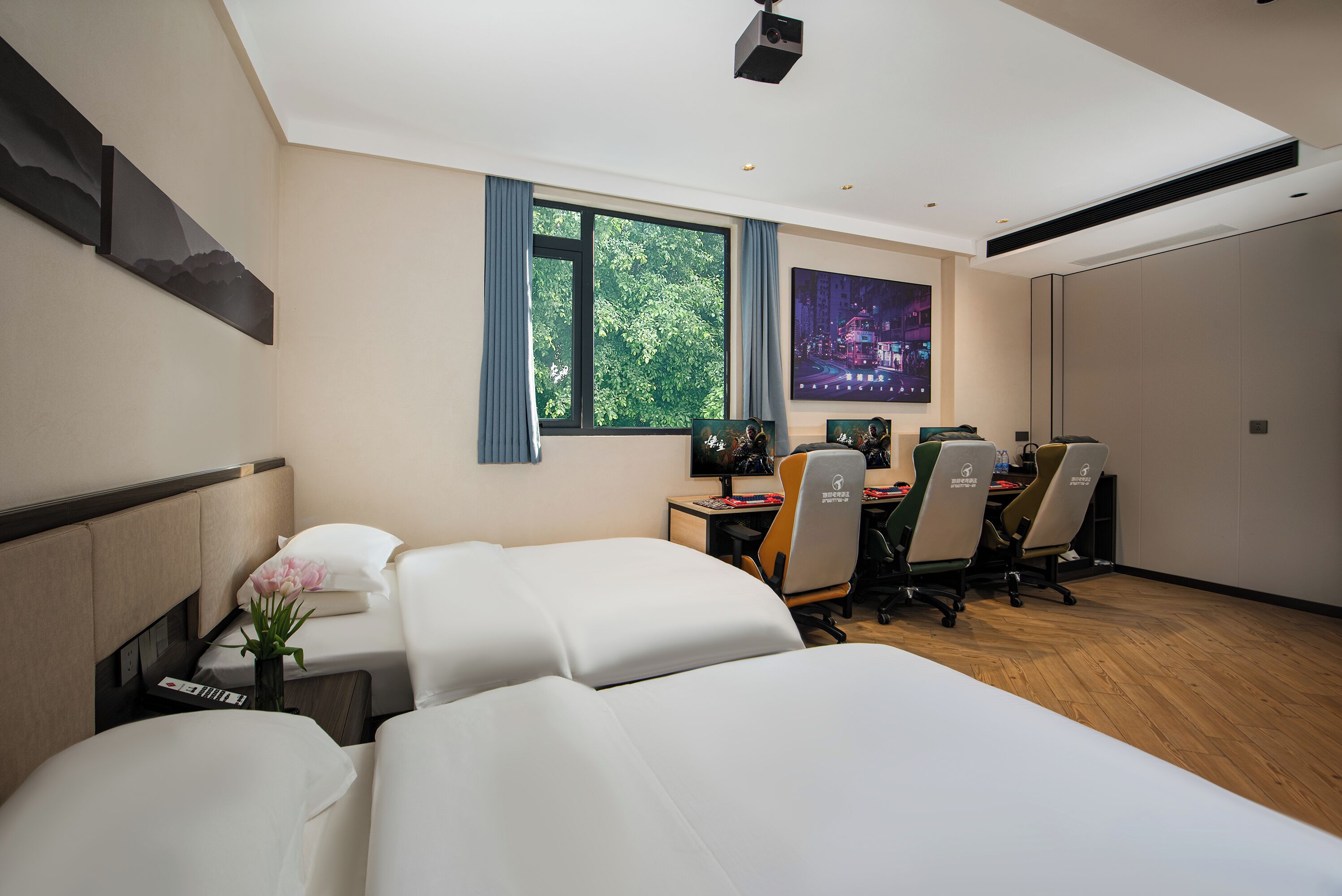 Habitación de hotel con una cama grande, un escritorio con dos sillas, un televisor y una ventana con cortinas.