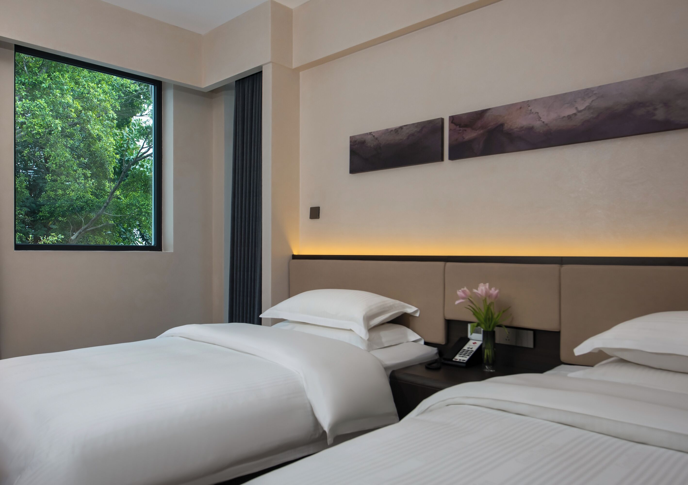 Ropa de cama hipoalergénica, colchones con pillow-top y minibar 