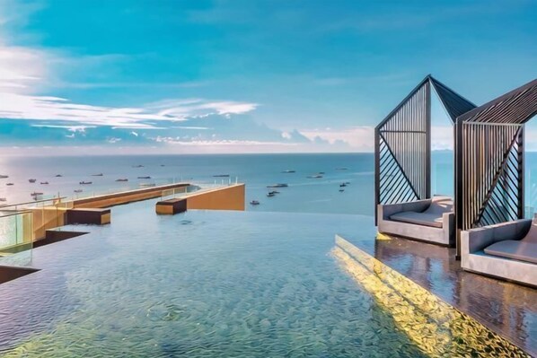 Outdoor pool - EDGE Central holiday in pattaya (Pattaya)