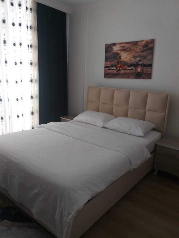 4 bedrooms, iron/ironing board, WiFi, bed sheets