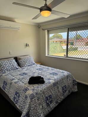 2 عدّة غرف نوم ومكواة/لوح كي وواي فاي وملاءات أسرّة