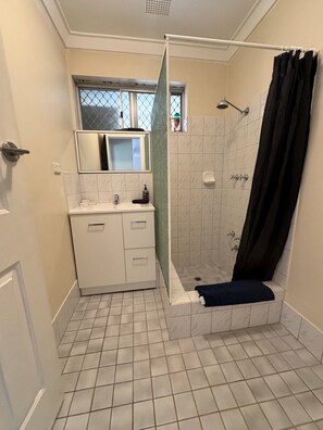 Shower, hair dryer, towels, soap - Hop skip and a jump to City and Optus Stadium (Rivervale)