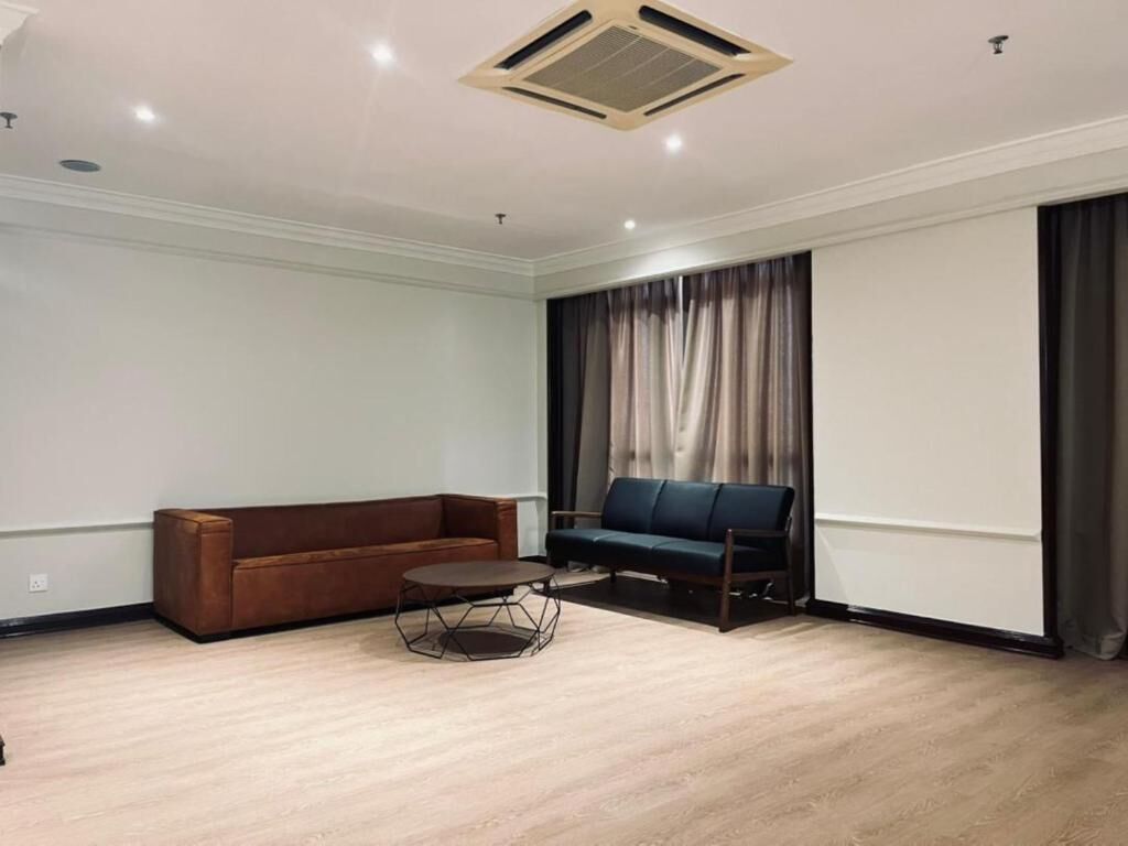 Presidential Suite | Iron/ironing board, free WiFi