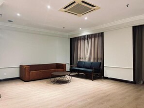 Presidential Suite | Iron/ironing board, free WiFi