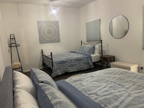 3 عدّة غرف نوم ومكواة/لوح كي وواي فاي وملاءات أسرّة