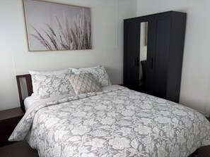 3 bedrooms, iron/ironing board, WiFi, bed sheets