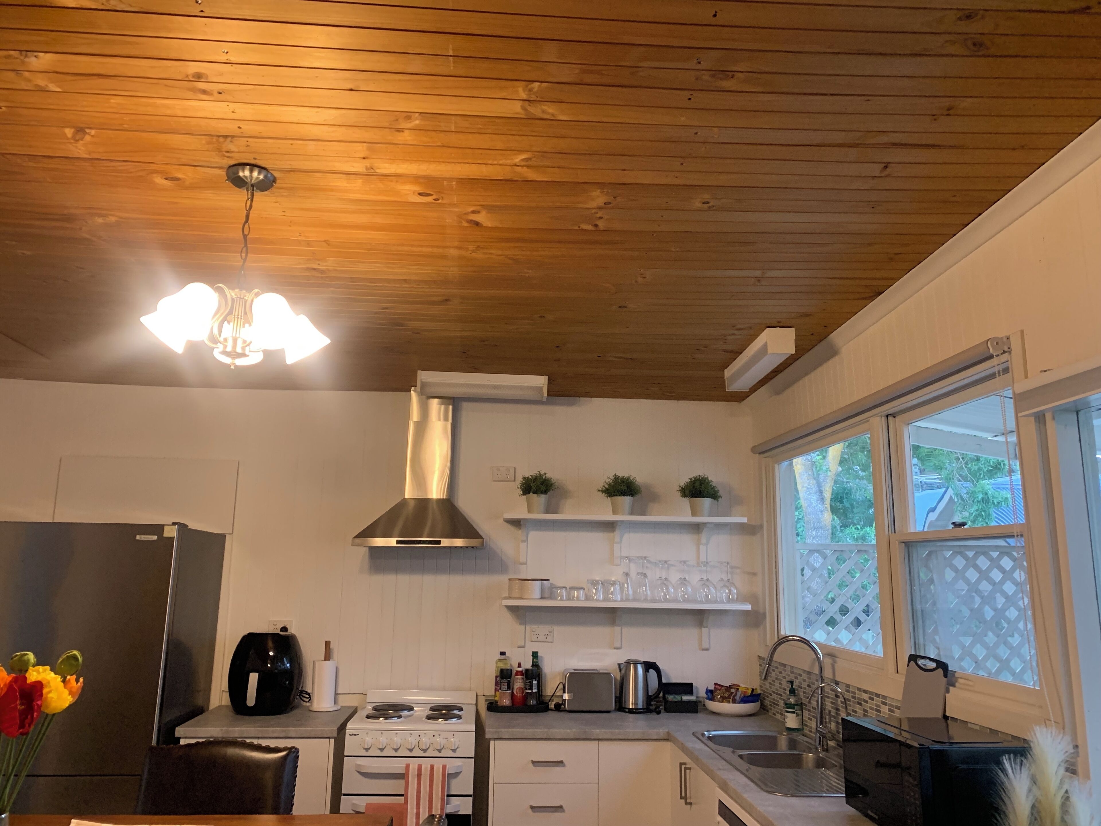 Microondas, horno, placa de cocina y lavavajillas