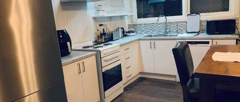 Microondas, horno, parrilla de estufa y lavavajillas