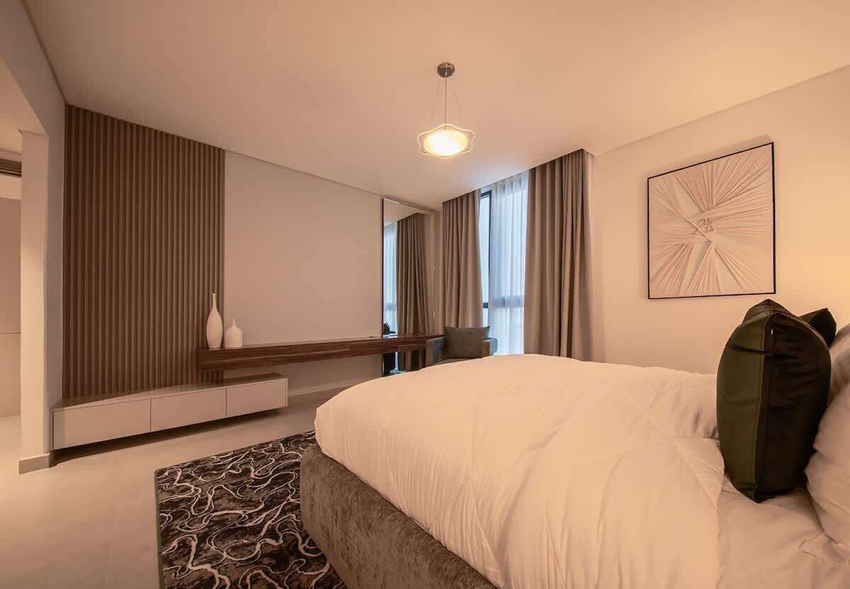 5 bedrooms, iron/ironing board, WiFi (free), bed sheets