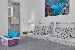 Iron/ironing board, travel cot, free WiFi