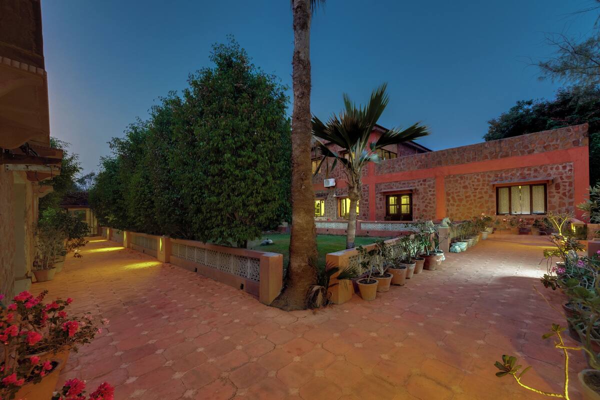 Habitación Deluxe | Escritorio y ropa de cama