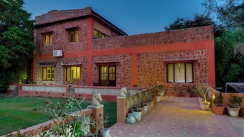 Habitación Deluxe | Escritorio y ropa de cama