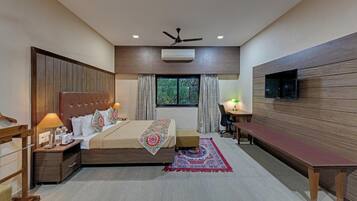 Escritorio y ropa de cama