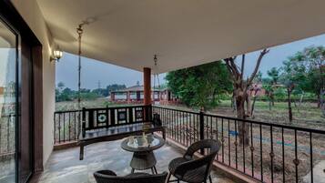 Luxury Room | Desk, bed sheets