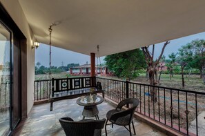 Escritorio y ropa de cama 