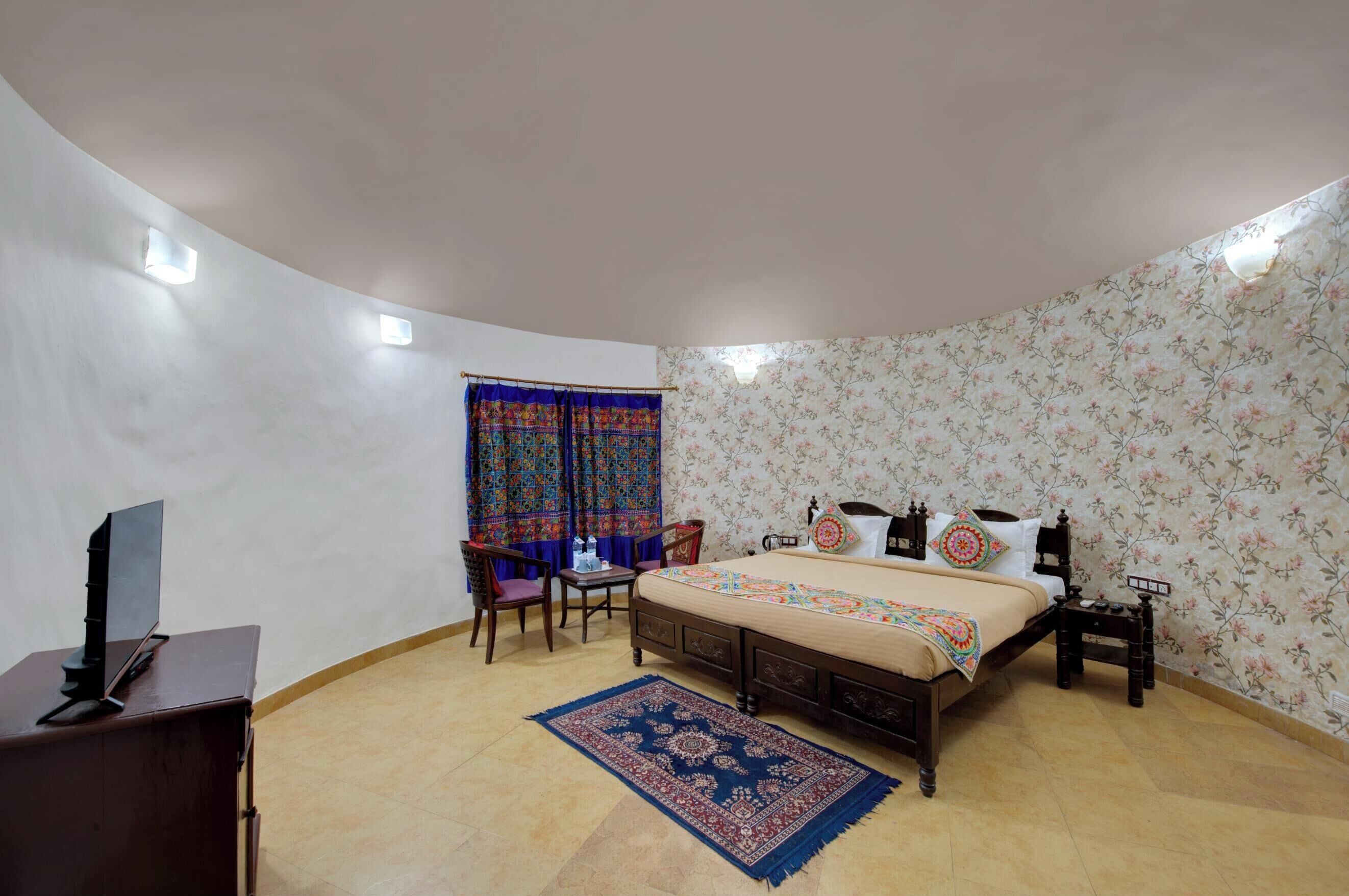 Habitación Deluxe | Escritorio y ropa de cama 